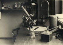 222101 Afbeelding van een microscoop in het laboratorium van de Keuringsdienst voor Waren (Rijnkade 2) te Utrecht.N.B. ...